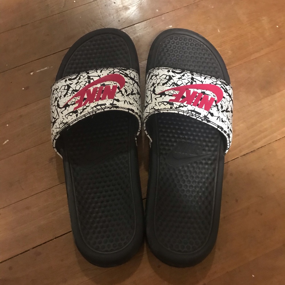 NIKE SLIDES